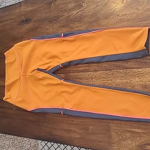 Alo Yoga Colorblock Leggings  Cropped Sized Med - Picture 2 of 5